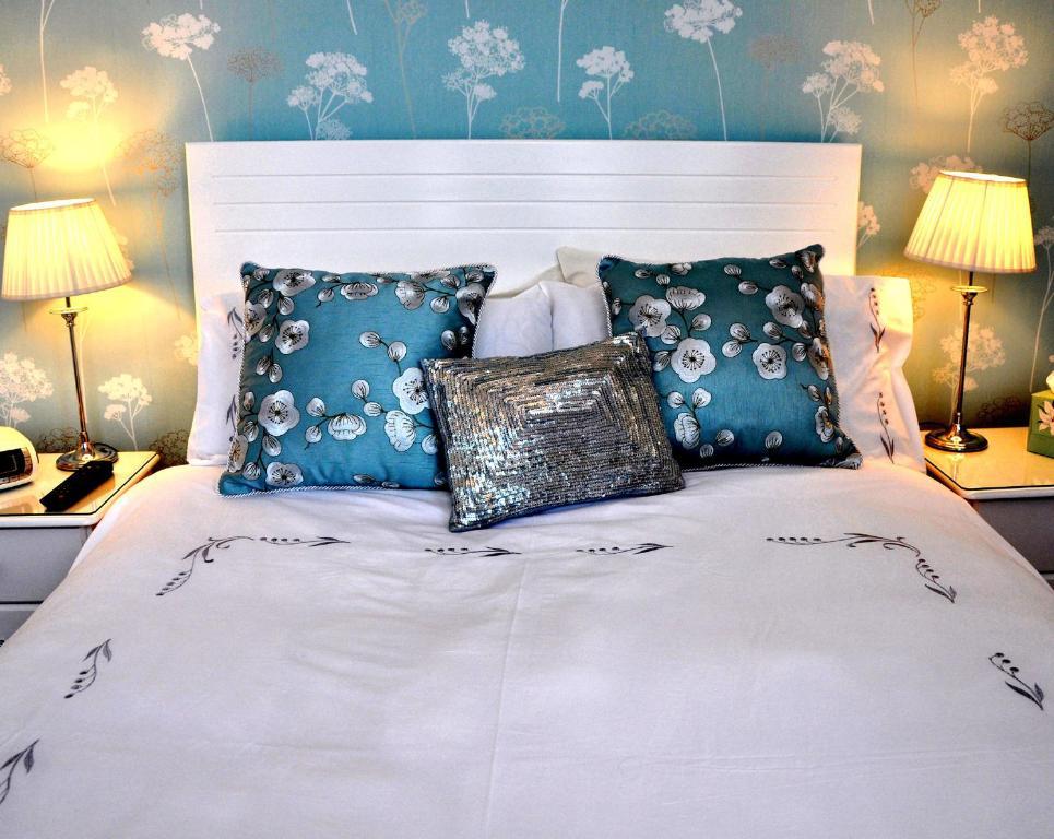 Balincourt Hotel Bournemouth Cameră foto A bed with cushions