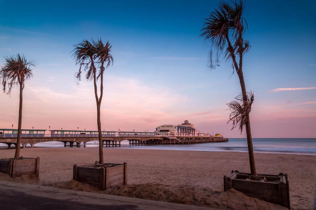 Balincourt Hotel Bournemouth Exterior foto The beach at the end of the boardwalk